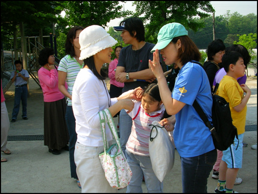 천사를 맡기면서 특성을 설명해 주고 있는 엄마. 걱정말라며 안심을 시키는 산꾼. 